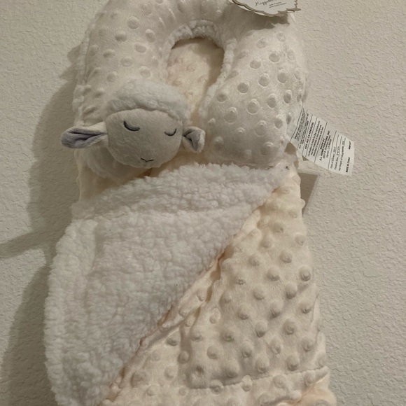 Beautiful off-white baby blanket and pillow set - Picture 1 of 4